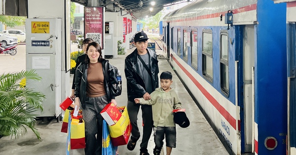 Về quê ăn tết sau 13 năm, khách xao lòng trên chuyến tàu Công đoàn 2026