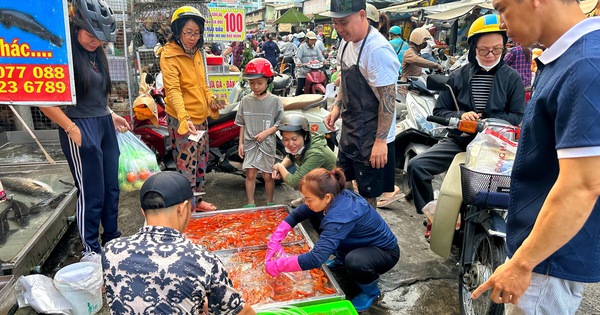 Mua cá chép cúng ông Táo 23 tháng chạp: Bất ngờ chợ Phạm Văn Hai ở TP.HCM