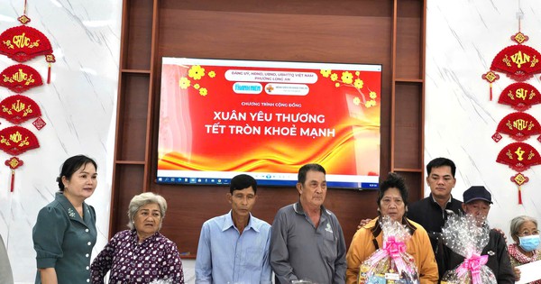 Bệnh viện Tân An trao quà tết và gói khám sức khỏe hơn 2 tỉ đồng