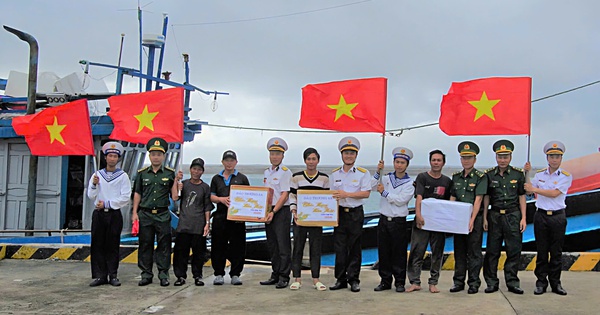 Chiến sĩ Trường Sa trao quà tết, tiếp sức ngư dân vươn khơi bám biển