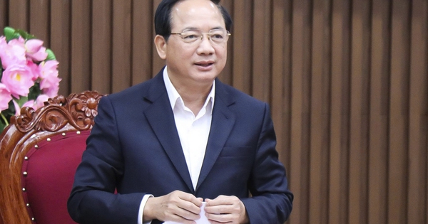 Trưởng ban Tuy&ecirc;n gi&aacute;o v&agrave; D&acirc;n vận Trung ương kiểm tra c&ocirc;ng t&aacute;c chuẩn bị bầu cử tại Quảng Ng&atilde;i