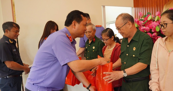 Viện KSND TP.HCM thăm, chúc tết Mẹ Việt Nam anh hùng và tặng quà gia đình chính sách