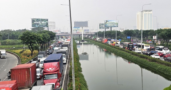 Cửa ngõ phía tây TP.HCM ùn ứ: Về quê ăn tết lại gặp mưa lớn