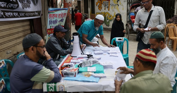 Bangladesh bầu trong, chọn cả ngoài