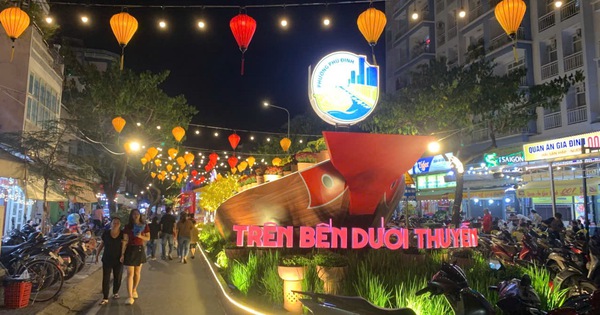 Chợ hoa 'Trên bến dưới thuyền' hot rần rần: Giới trẻ check-in trước giờ G