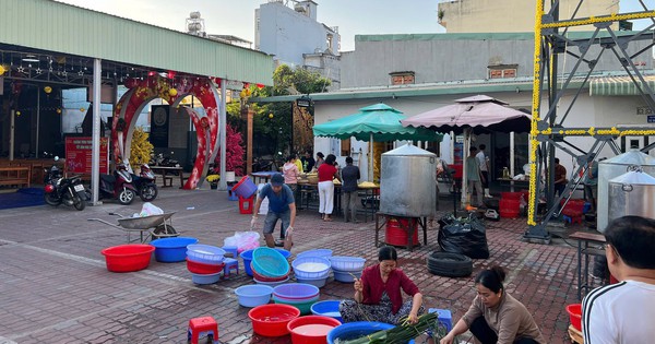 Người Công giáo ở TP.HCM đến nhà thờ gói bánh chưng, làm điều đặc biệt dịp tết