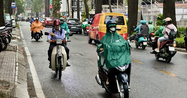 Mưa trái mùa bất ngờ xuất hiện ở TP.HCM và Nam bộ