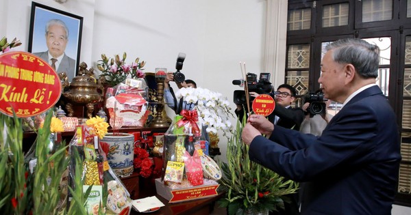 Tổng B&iacute; thư T&ocirc; L&acirc;m thắp hương tưởng nhớ c&aacute;c cố Tổng B&iacute; thư v&agrave; Đại tướng V&otilde; Nguy&ecirc;n Gi&aacute;p