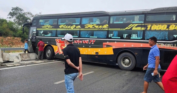 Xe khách tông dải phân cách, cao tốc Cam Lâm - Vĩnh Hảo ùn tắc cục bộ