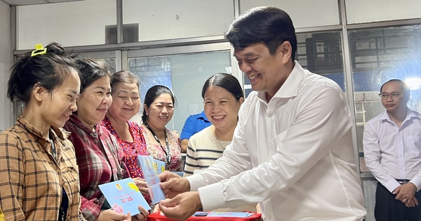 Lãnh đạo Liên đoàn Lao động TP.HCM thăm và tặng quà Tết cho công nhân PouYuen