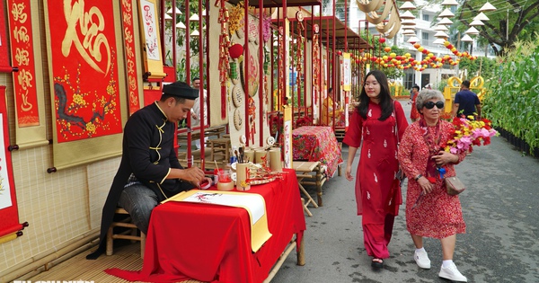 Đổ xô về đường hoa 'phố nhà giàu' Phú Mỹ Hưng chụp ảnh trước giờ khai mạc