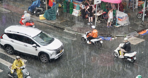 Bầu trời TP.HCM đen kịt, bất ngờ đổ mưa lớn khắp nơi từ trưa đến chiều