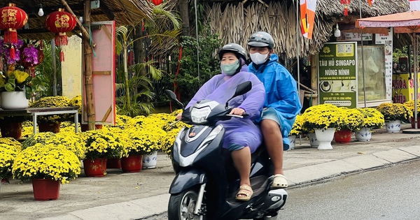 Đội mưa đi chợ tết ở TP.HCM: Cảnh lạ 24 tháng chạp