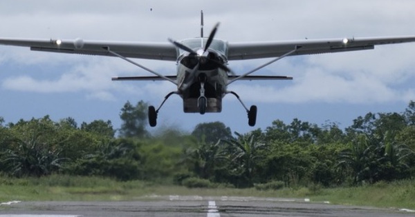 Máy bay chở khách bị bắn lúc hạ cánh ở Indonesia