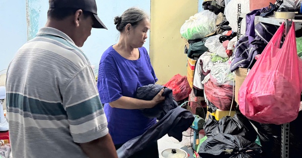 Người phụ nữ 'mót' áo quần nuôi những mùa tết xa quê