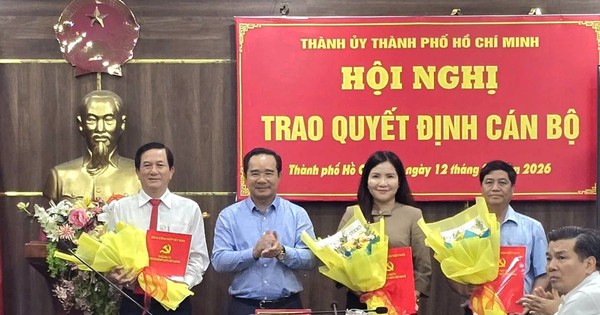 Trao quyết định bổ nhiệm lãnh đạo phường đông dân nhất TP.HCM