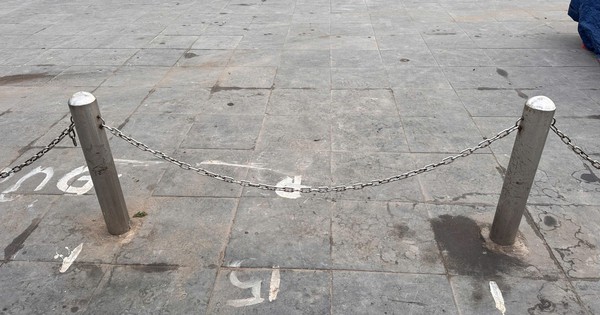 Thu 1 triệu đồng mỗi ô trên vỉa hè ở khu vực chợ tết Đồng Hới?