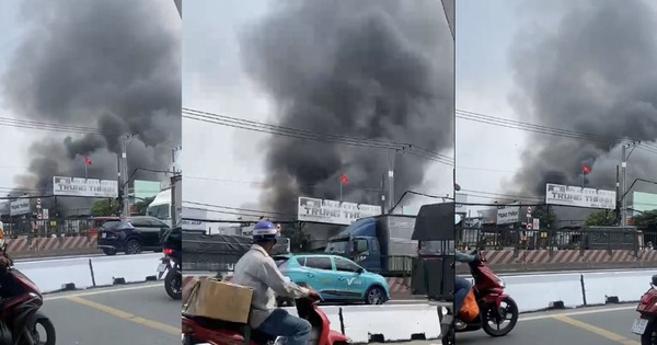 Cháy ở TP.HCM, khói đen cuồn cuộn khiến khu dân cư nháo nhào