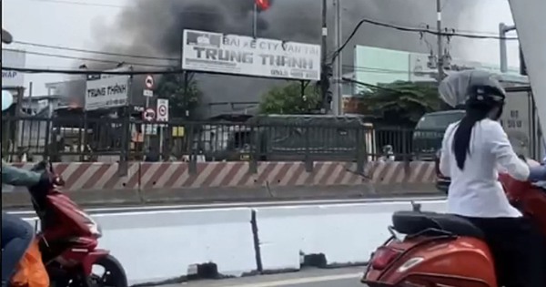 Cháy ở TP.HCM, khói đen cuồn cuộn khiến khu dân cư nháo nhào