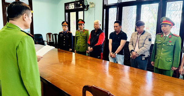 Công an Huế khởi tố, bắt tạm giam 3 bị can khai thác cao lanh trái phép
