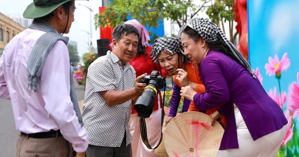 Sắc Xuân Rực Rỡ Tràn Ngập Bến Bình Đông Trước Thềm Năm Mới