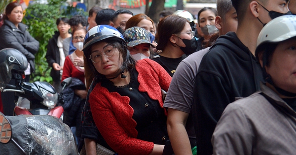 Người dân xếp hàng dài cả trăm mét mua nem chua ở Hà Nội