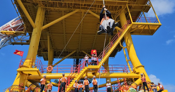 Đu dây lên nhà giàn DK1: Trải nghiệm không quên giữa trùng khơi