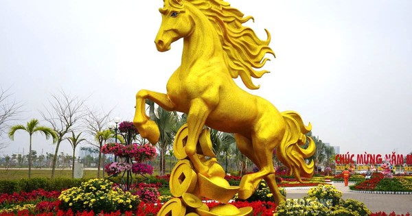 Linh vật ngựa gây sốt ở thành phố Cảng