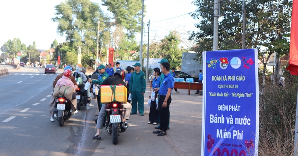 Tiếp sức hàng ngàn chai nước, bánh cho người dân trên đường về quê đón tết