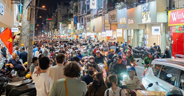 Biển người chen chúc tại 'phố thời trang' TP.HCM trong đêm mua sắm cận Tết