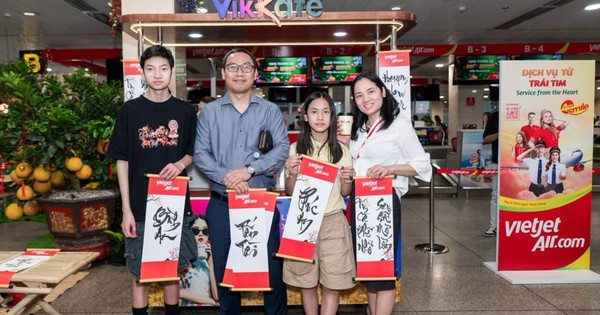 Cục trưởng Cục Hàng không thăm, chúc Tết bà con ngay tại sân bay Tân Sơn Nhất