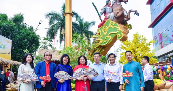 Linh vật Ngựa vươn mình Thánh Gióng tại Đường hoa xuân Menas Tân Sơn Hòa 2026