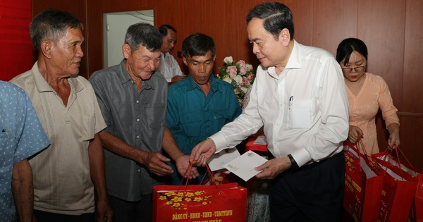Chủ tịch Quốc hội Trần Thanh Mẫn tặng quà tết người dân xã Thạnh Xuân, Cần Thơ