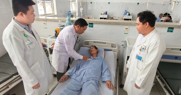 Sửa mái tôn giúp hàng xóm, người đàn ông bất ngờ ngã xuống đất, vỡ gan