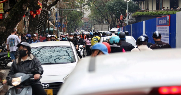 Hà Nội: Dựng 'lô cốt' xây bể ngầm cận tết, giao thông phố cổ ngột ngạt