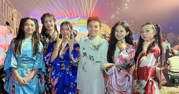Hồ Văn Cường hòa giọng cùng nghệ sĩ Hàn Quốc tại lễ hội Bến Bình Đông
