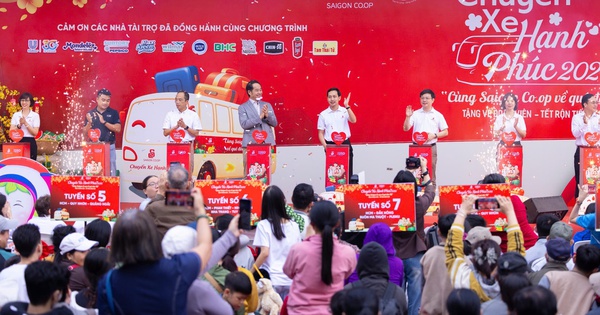 Saigon Co.op khởi hành 'Chuyến xe hạnh phúc' mùa 4 đưa 900 người về quê đón tết