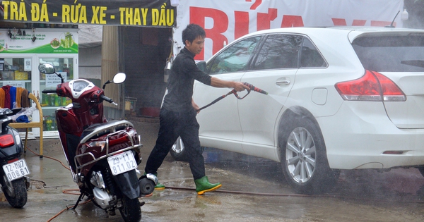 Giá tăng từng ngày, dịch vụ rửa xe 'hốt bạc' dịp cận tết