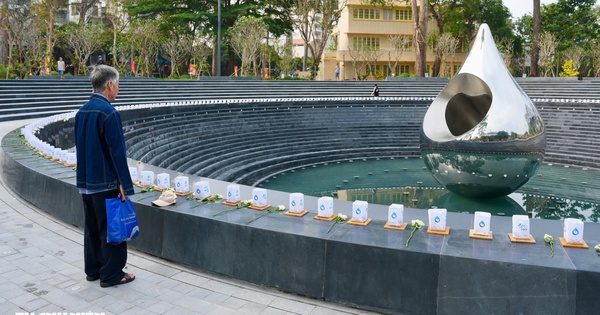 Khu đất vàng ở TP.HCM hồi sinh: Phút trầm lắng bên tượng đài Giọt nước