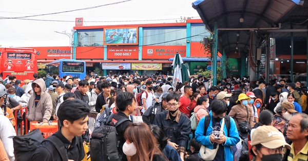 TP.HCM sáng 26 tết: 'Biển người' ở Bến xe Miền Tây