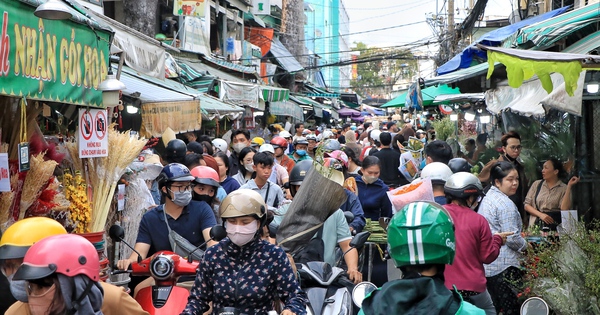 Chiều tối 26 tết: Chật kín người chen chân ở chợ hoa lớn nhất TP.HCM