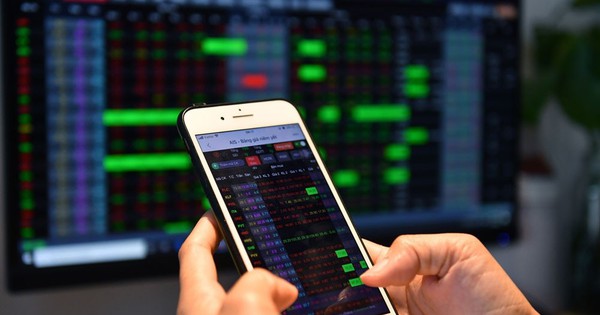 Cổ phiếu ngân hàng xanh mướt, VN-Index đóng cửa năm Ất Tỵ trên 1.820 điểm