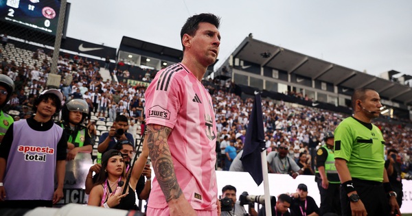 Messi nhận mưa lời khen khi xin lỗi không thi đấu, Ronaldo bị chê trách vì ‘im thin thít’