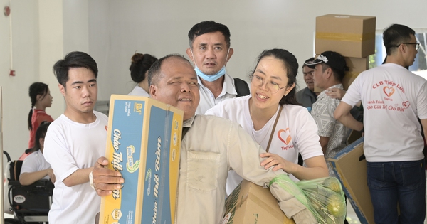 Mua sắm tết tại gian hàng đặc biệt ở TP.HCM: Ai đến cũng rưng rưng