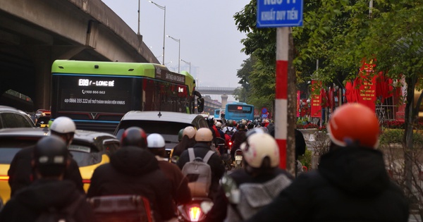 Người dân ùn ùn rời Hà Nội nghỉ tết, đường phố kẹt cứng