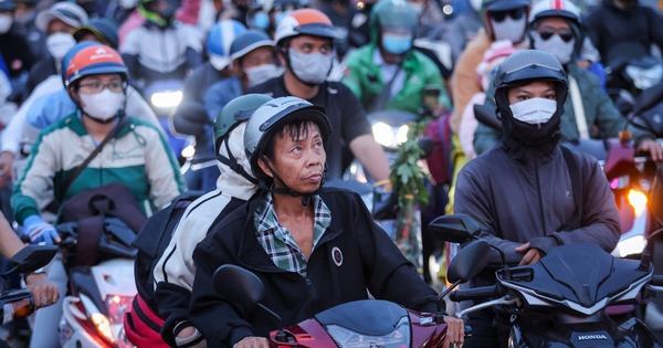 Biển người nối nhau từ TP.HCM về miền Tây chiều 26 tết, khổ vẫn về quê