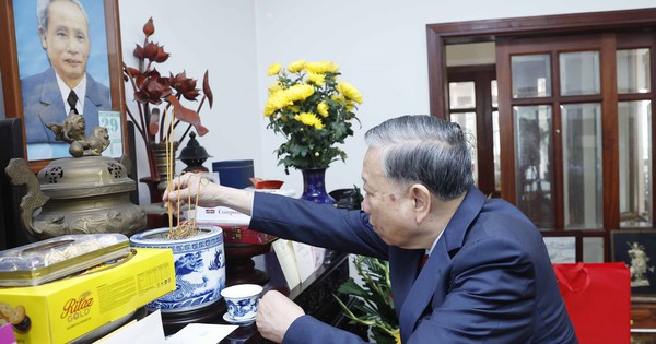 Tổng Bí thư dâng hương tưởng niệm nhân 120 năm ngày sinh cố Thủ tướng Phạm Văn Đồng