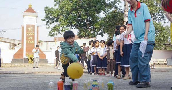 Sinh Viên Dệt Xuân Ấm Áp Cho Học Sinh Vùng Ven Trước Thềm Tết