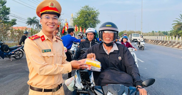 Về quê ăn tết, bất ngờ được Công an Vĩnh Long phát khăn lạnh, bánh ngọt