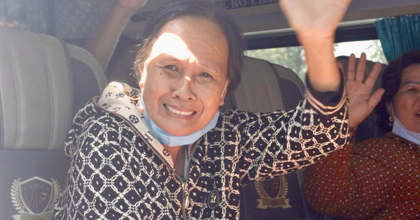 Hàng trăm bệnh nhân ung thư về quê đón tết: 'Cầm vé mà nước mắt trào ra'